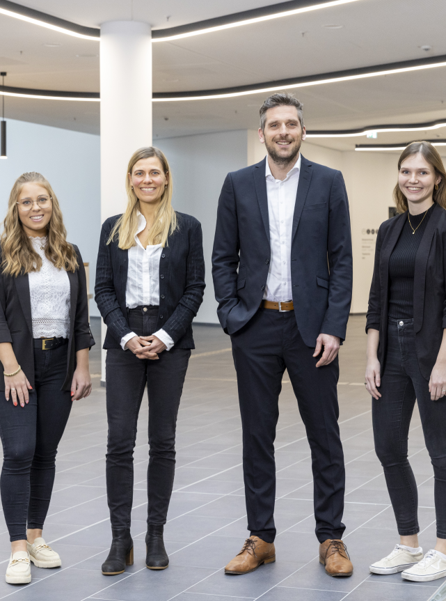 von links nach rechts: Projektreferentin Carolin Zörner, Projektsprecherin Mariella Raulf, Projektsprecher Jonas Knoop, Projektreferentin Maike Bäumer