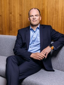 Das Foto zeigt Herrn Dr. Neumann. Dr. Hendrik Neumann ist seit 2021 Mitglied der Geschäftsführung der Amprion GmbH. Als Chief Technical Officer (CTO) verantwortet er die Aufgabenbereiche Asset Management, Netzprojekte, Offshore, Systemführung Netze und Arbeitssicherheit.