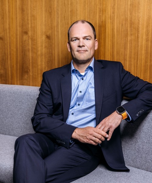 Das Foto zeigt Herrn Dr. Neumann. Dr. Hendrik Neumann ist seit 2021 Mitglied der Geschäftsführung der Amprion GmbH. Als Chief Technical Officer (CTO) verantwortet er die Aufgabenbereiche Asset Management, Netzprojekte, Offshore, Systemführung Netze und Arbeitssicherheit.