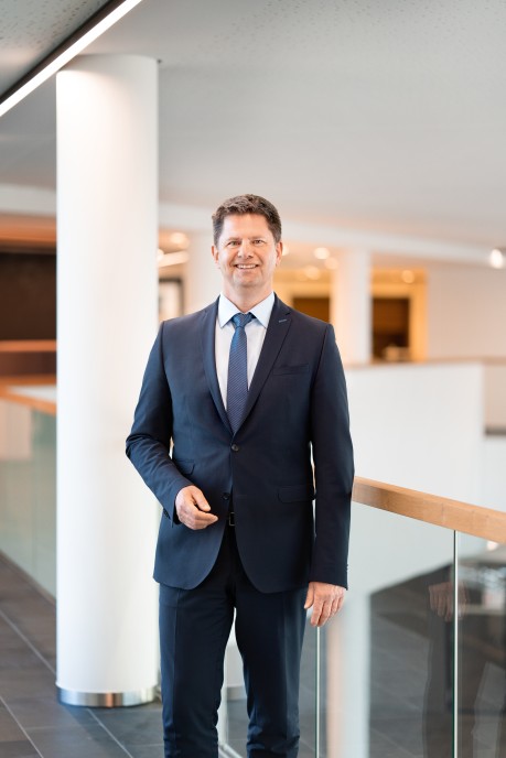 Peter Rüth ist seit dem 1. April 2020 Mitglied der Geschäftsführung der Amprion GmbH. Als Chief Financial Officer (CFO) verantwortet er die Aufgabengebiete Finanzen, Controlling, Beteiligungsmanagement, Rechnungswesen, Steuern, Versicherungen, Regulierungsmanagement und Einkauf.