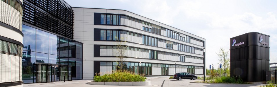 Das Bild zeigt den Haupteingang der Zentrale der Amprion GmbH an der Robert-Schuman-Straße 7 in
44263 Dortmund.