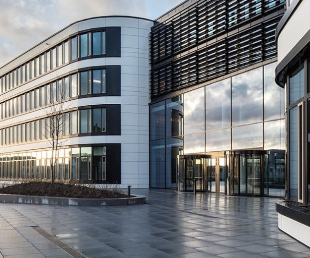 Das Bild zeigt den Haupteingang der Zentrale der Amprion GmbH an der Robert-Schuman-Straße 7 in
44263 Dortmund.