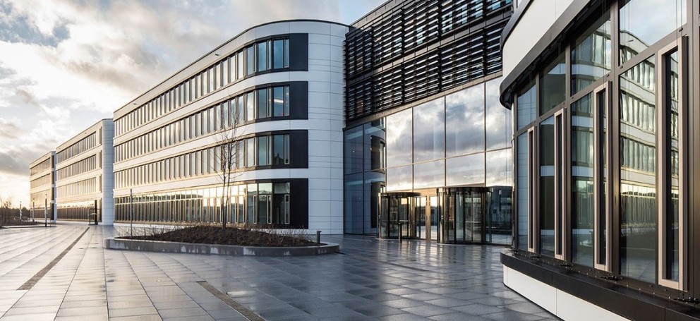 Das Bild zeigt den Haupteingang der Zentrale der Amprion GmbH an der Robert-Schuman-Straße 7 in
44263 Dortmund.