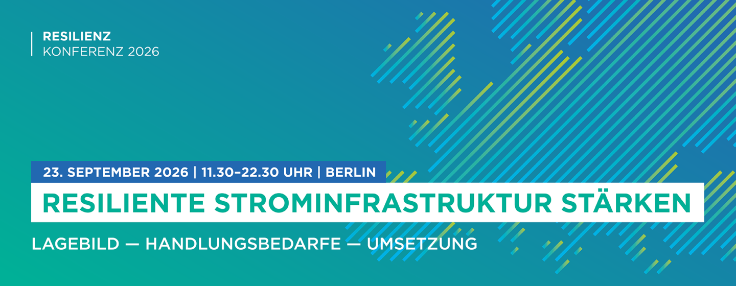 Das Banner hat einen modernen, horizontalen Verlaufshintergrund, der von einem kräftigen Türkis auf der linken Seite in ein dunkleres Blau auf der rechten Seite übergeht. Auf der rechten Seite ist eine stilisierte Europakarte zu sehen, die aus diagonalen, hellgrünen und blauen Linien zusammengesetzt ist.Textinhalte (von oben nach unten, von links nach rechts):Oben links: Weißer, dezenter Text: „RESILIENZ KONFERENZ 2026“, links daneben ein vertikaler weißer Trennstrich.Mitte links (auf einem dunkelblauen Balken): Weißer Text mit den Eckdaten: „23. SEPTEMBER 2026 | 11.30–22.30 UHR | BERLIN“.Zentraler Titel (auf einem großen, weißen Balken): Großer, auffälliger Text in Türkis: „RESILIENTE STROMINFRASTRUKTUR STÄRKEN“.Unten links (Untertitel): Weißer Text: „LAGEBILD — HANDLUNGSBEDARFE — UMSETZUNG“.