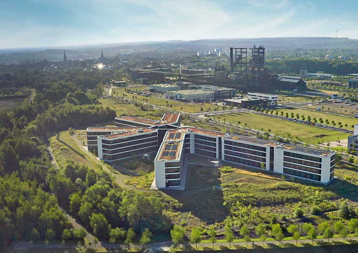 Ein Blick aus der Vogelperspektive auf das Gelände von Phoenix West in Dortmund und die Amprion-'Zentrale