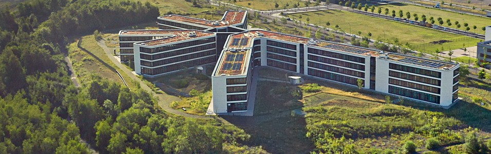 Ein Blick aus der Vogelperspektive auf das Gelände von Phoenix West in Dortmund und die Amprion-'Zentrale