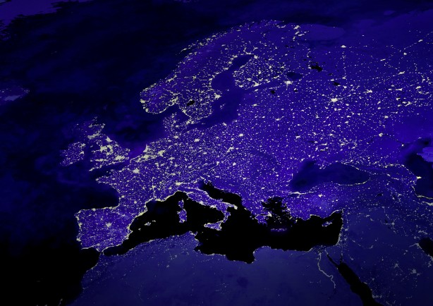 Europa in Blau bei Nacht mit den Städten als leuchtenden Punkten
