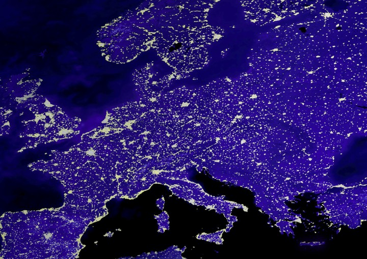 Europa in Blau bei Nacht mit den Städten als leuchtenden Punkten