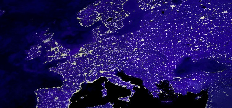 Europa in Blau bei Nacht mit den Städten als leuchtenden Punkten