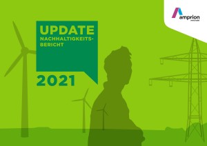Das Bild zeigt das Cover des „Update Nachhaltigkeitsbericht 2021“ von Amprion. Der Hintergrund ist grün mit stilisierten Illustrationen von Windkraftanlagen und Stromleitungen. Im Vordergrund ist die Silhouette einer Person zu sehen. Oben rechts befindet sich das Amprion-Logo mit dem Schriftzug „Amprion verbindet“. Die Worte „UPDATE NACHHALTIGKEITSBERICHT 2021“ sind in einer grünen Sprechblase hervorgehoben.