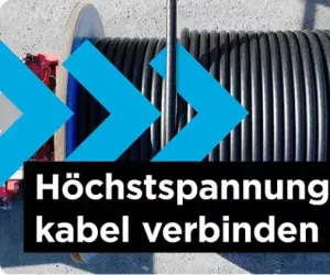 Das Bild ist ein Screenshot aus einem Video der Amprion-Reihe "Amprion in Action" und zeigt den Kabeleinzug auf einer Baustelle für die Energiewende-Trasse A-Nord. Im Vordergrund dominiert eine große, mit schwarzem Kabel umwickelte Trommel, die auf einem roten Gestell montiert ist. Der Text im Bild lautet "Höchstspannungs-kabel verbinden" und "AMPRION IN ACTION". 