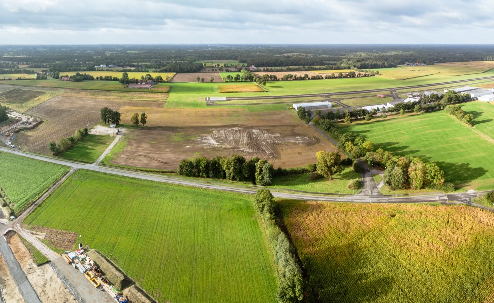 Luftaufnahme einer Baustelle für eine Erdkabeltrasse auf landwirtschaftlichen Flächen.