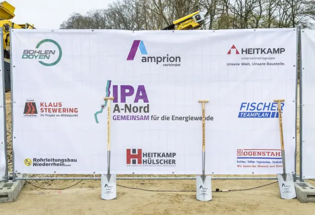 Banner mit Logos und Texten von Unternehmen und Projekten zur Energiewende, darunter 'IPA A-Nord GEMEINSAM für die Energiewende' und 'KLAUS STEWERING Ihr Projekt im Mittelpunkt'