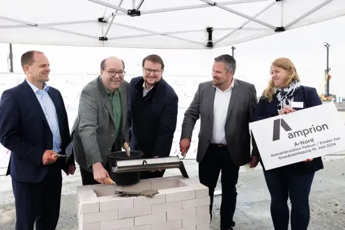 Fünf Personen bei der Grundsteinlegung für die Amprion Konverterstation Petkum/Emden-Ost.
