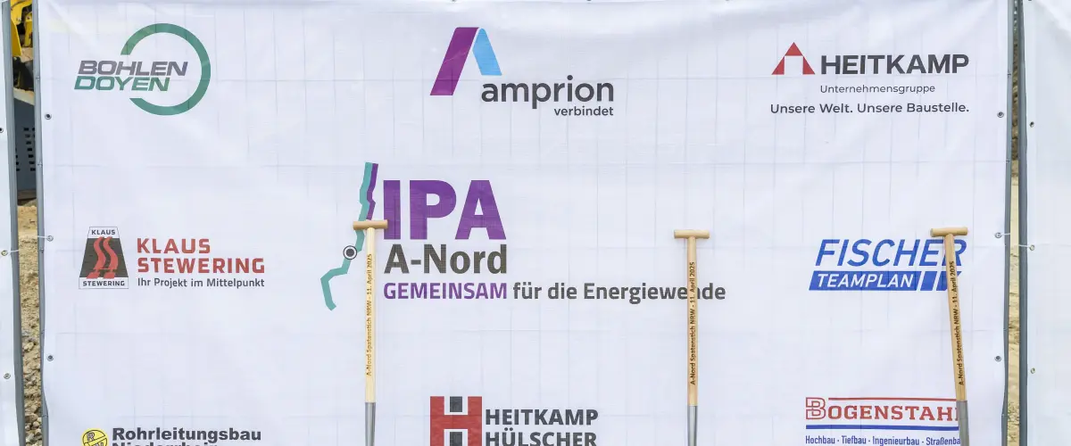 Banner mit Logos und Texten von Unternehmen und Projekten zur Energiewende, darunter 'IPA A-Nord GEMEINSAM für die Energiewende' und 'KLAUS STEWERING Ihr Projekt im Mittelpunkt'