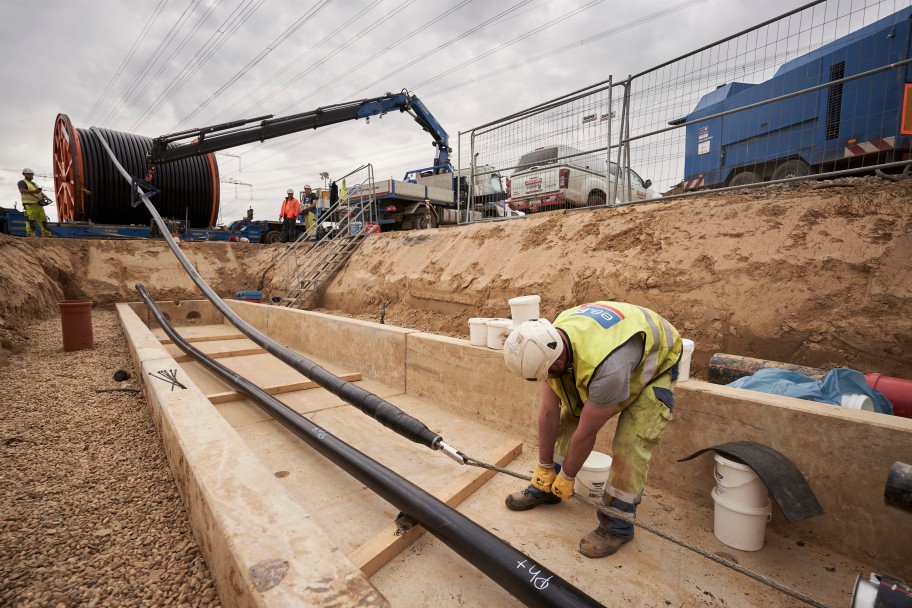 Das Bild zeigt den Kabelzug: Das Kabel ist mit einem Seil verbunden.