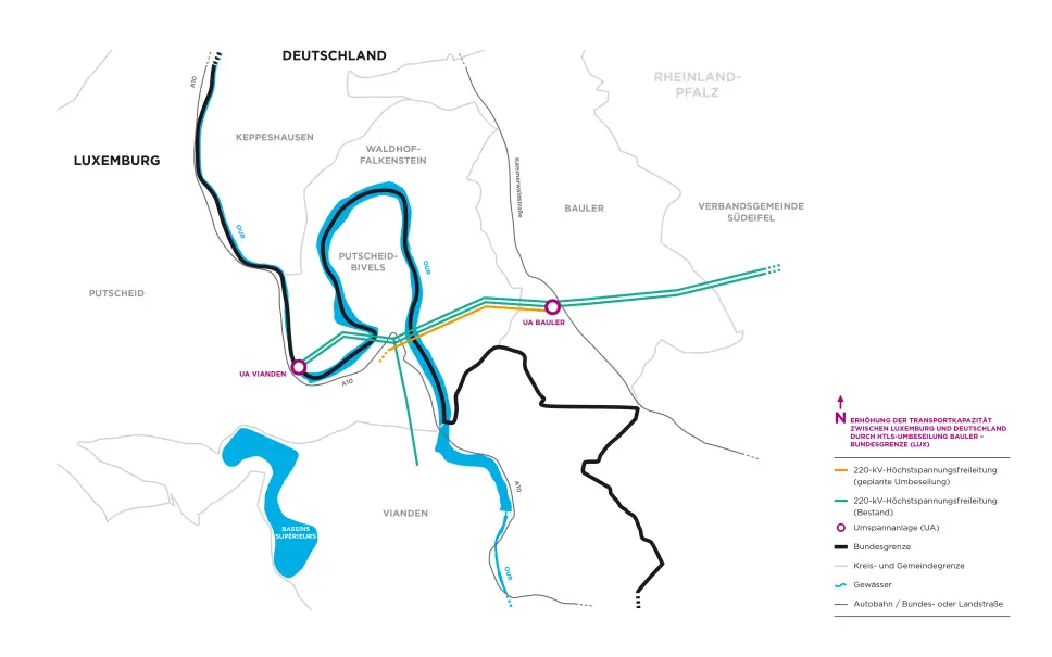 
Die Karte zeigt die Erhöhung der Transportkapazität zwischen Luxemburg und Deutschland. Eingezeichnet sind: Deutschland, Luxemburg, Rheinland-Pfalz, sowie Ortschaften wie Keppeshauen und Vianden. Blaue Linien stellen Gewässer dar (z.B. Our, Sauer, Bassin Supérieur). Schwarz sind Bundesgrenzen und Kreisgrenzen. Eine geplante 220-kV-Höchstspannungsfreileitung (orange) und eine bestehende (türkis) sind sichtbar. Umspannanlagen (UA Vianden, UA Bauler) und Autobahnen (A70, A10) sind markiert.
Das Bild zeigt eine Landkarte der Region um Luxemburg und Deutschland. Dargestellt ist eine geplante "220-kV-Höchstspannungsfreileitung (geplante Umseilung)" in Türkis und eine bestehende "220-kV-Höchstspannungsfreileitung (Bestand)" in Orange/Beige. Zwei Umspannanlagen (UA) sind eingezeichnet: "UA Vianden" und "UA Bauler". Die Karte zeigt zudem die Bundesgrenze (Schwarz), Kreis- und Gemeindegrenzen (dünn grau), Gewässer (blau) sowie Autobahnen, Bundes- oder Landstraßen (grau).