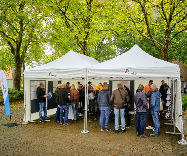 Menschen stehen in einem Amprion Zelt beim Dreiklangfest in Hamm