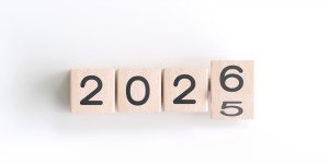 Vier Holzklötze mit Zahlen, die zusammen 2025 darstellen. das letzte Klötzchen dreht sich von der 5 zur 6, was den Jahreswechsel andeuten soll.