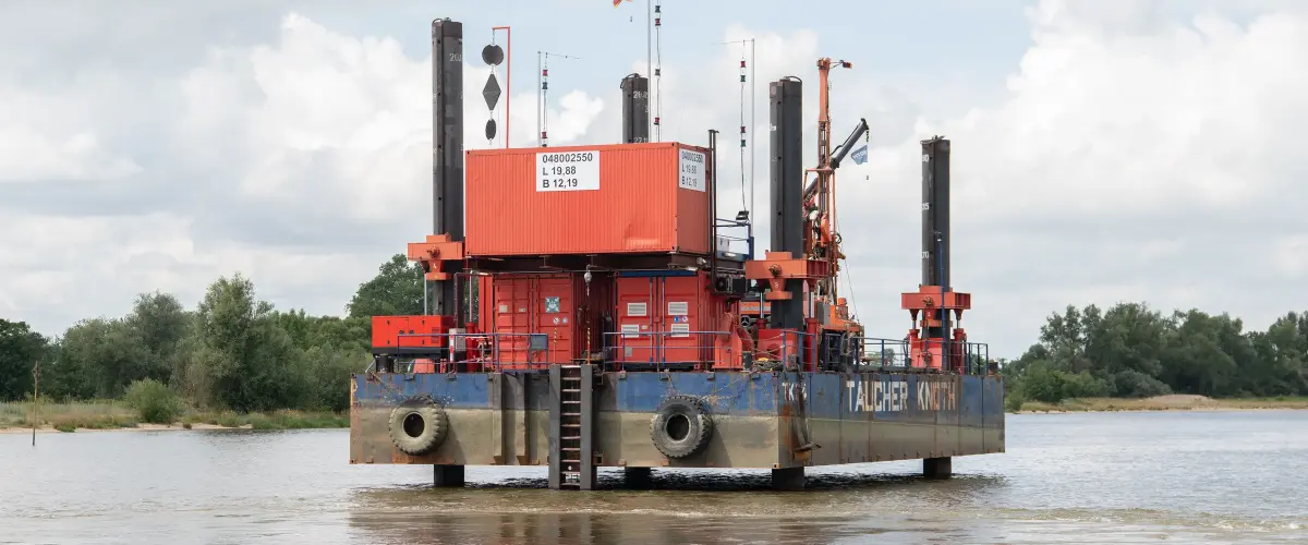 Eine Hubinsel der Firma Taucher Knoth für Baugrunduntersuchungen schwimmt auf dem Wasser