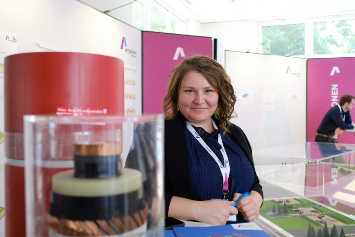 Gabriela Ewa Marcy neben einem Erdkabelmodell und einem Schutzrohr