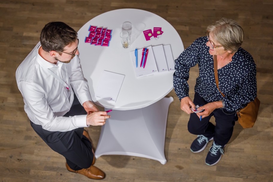 Zwei Gesprächspartner an einem Stehtisch auf dem Bürgerinfomarkt in Heide