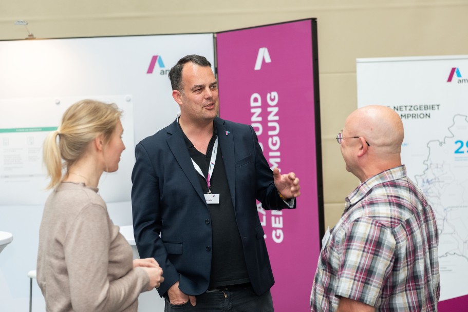 Gesprächssituation zwischen drei Personen