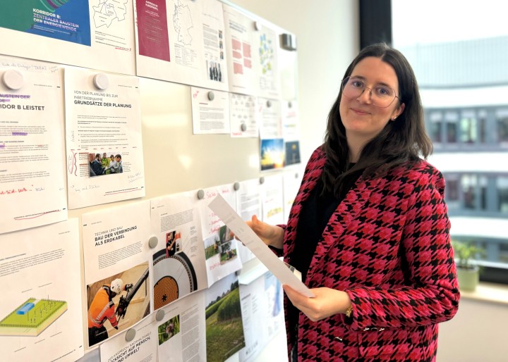 Sonja Kling vor einer Magnetwand zur Planung von Printprodukten