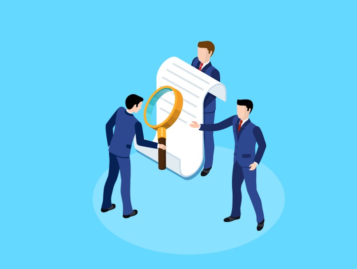 Drei Männer in Anzug um ein lebensgroßes Dokument mit überdimesionierter Lupe
(c) iStock-1023343300