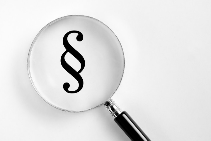 Lupe vergrößert Paragraph-Symbol
(c) iStock-91507563