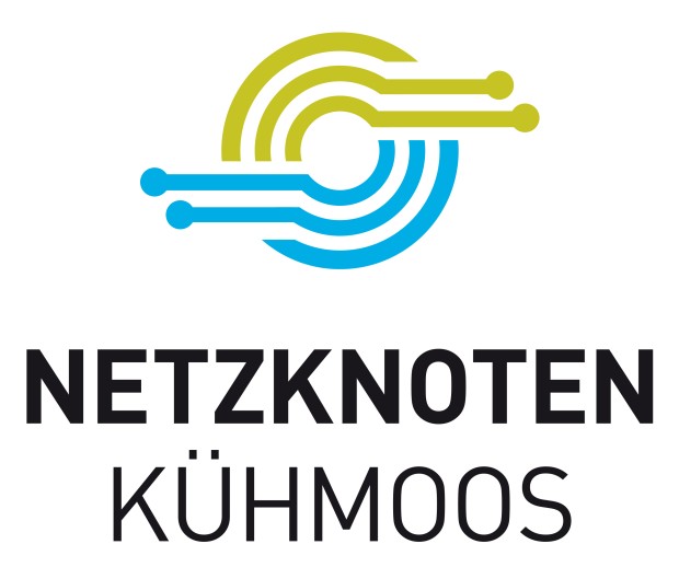Das Logo besteht aus stilisierten, halbkreisförmigen Linien in Gelb und Blau, die sich zu einem zentralen Punkt hin verbinden und an elektrische Schaltkreise erinnern. Darunter steht der Schriftzug „NETZKNOTEN KÜHMOOS“ in schwarzen Großbuchstaben.