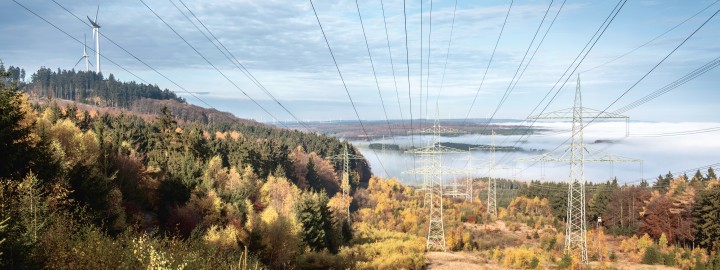 Es folgt eine Bildbeschreibung:
Das Foto im Querformat zeigt eine Landschaftsaufnahme unterhalb einer Trasse. In der linken Bildhälfte ist ein Hügel zu sehen, in der rechten Seite ein Tal.
Ende der Bildbschreibung