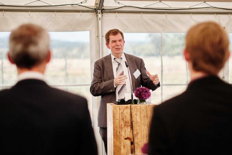 Das Bild zeigt den technischen Geschäftsführer der Amprion GmbH, Herrn Dr. Klaus Kleinekorte, an einem Sprecherpult.