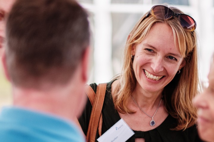 Das Bild zeigt Projektsprecherin Joëlle Bouillon beim Tag der offenen Tür in Kriftel.