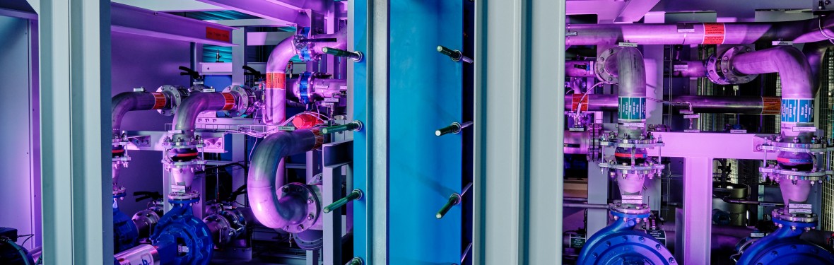 Das Bild zeigt eine Innenanscht der STATCOM-Anlage.