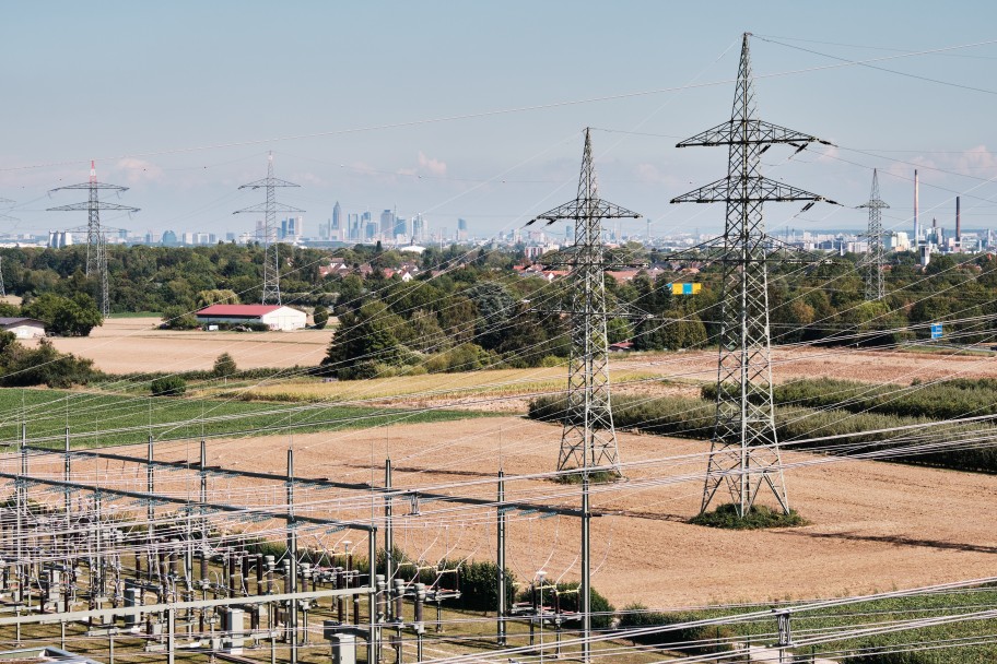 Das Bild zeigt die Umspannanlage Kriftel vor der Skyline Frankfurts