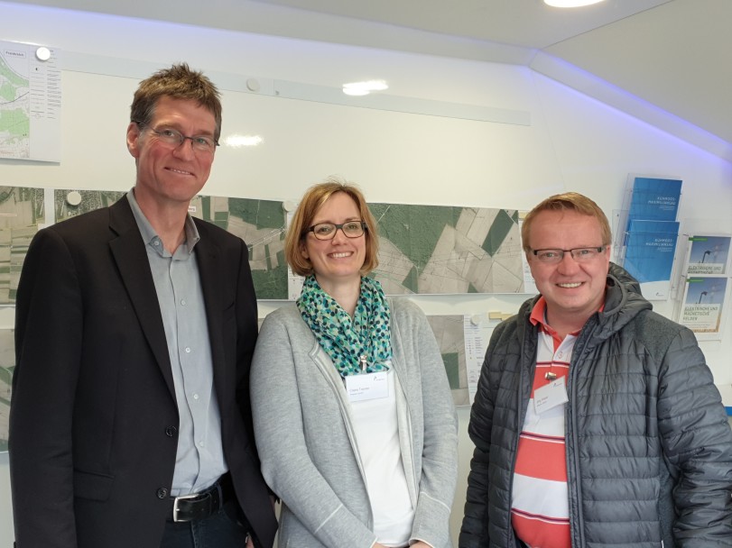 Der Bürgermeister aus Kappel-Grafenhausen, Jochen Paleit (links), trifft Claire Tranter und Jörg Weber von Amprion stehen vor Planungsunterlagen.