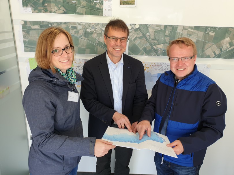 Claire Tranter und Jörg Weber im Gespräch mit Michael Bruder, dem Bürgermeister aus Eichstetten am Kaiserstuhl.