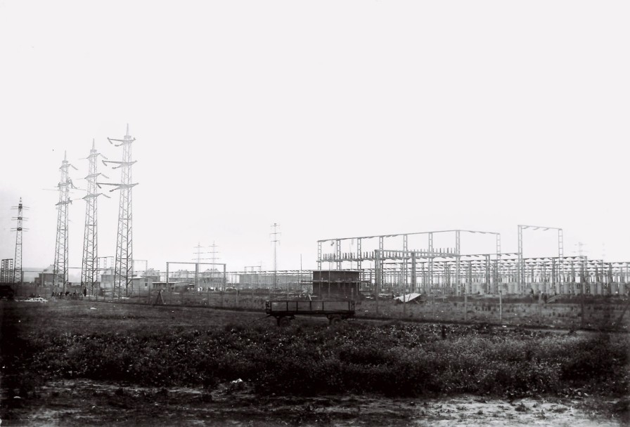 Das Bild zeigt eine schwarz/weiß-Aufnahme der Umspannanlage in Brauweiler.