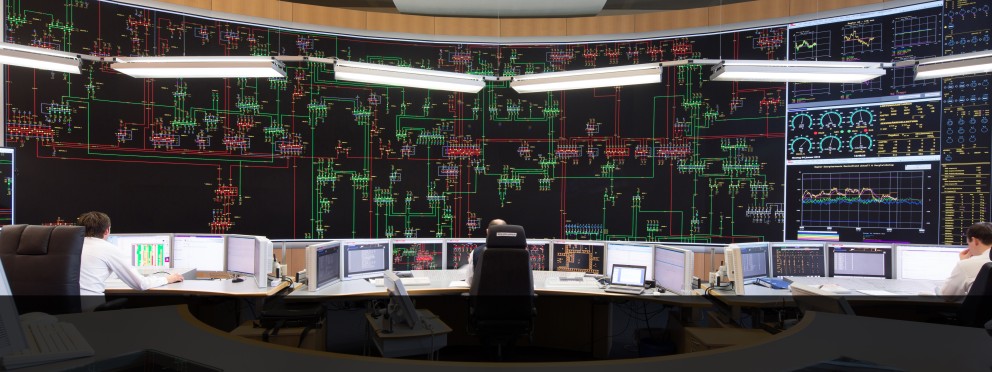 Es folgt eine Bildbeschreibung
Das Foto im Querformat stammt aus der Systemführung und  zeigt eines der wichtigsten Arbeitsmittel der Systemführung/Netzführung: das 18 Meter breite und sechs Meter hohe Rückmeldebild.
Ende der Bildbeschreibung