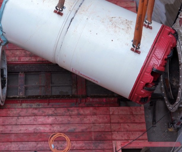 Das Bild zeigt zwei Teile einer Tunnelbohrmaschine.