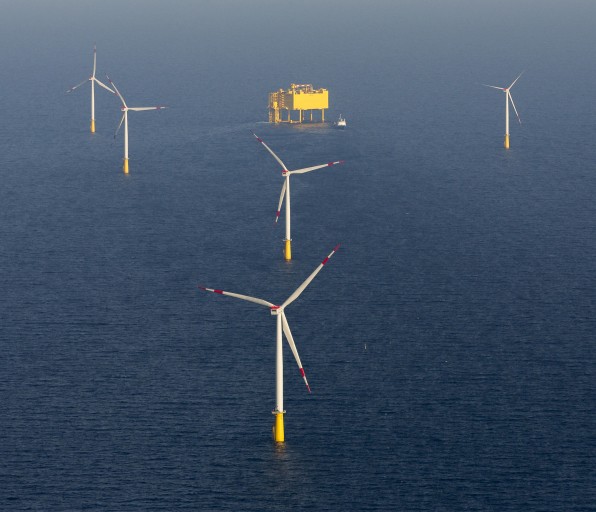 Das Bild im Querformat zeigt Offshore-Windräder in der Nordsee.