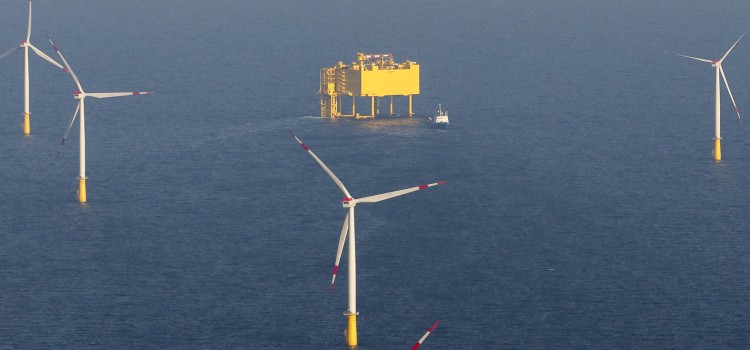Das Bild im Querformat zeigt Offshore-Windräder in der Nordsee.