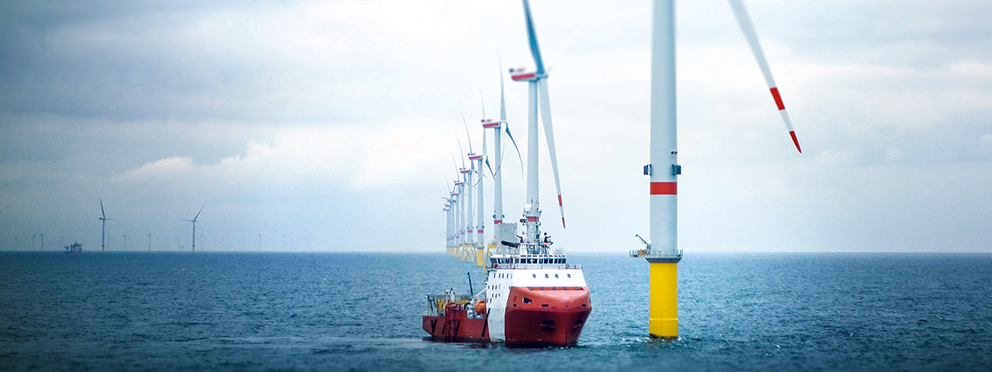 Das Bild zeigt ein Offshore-Schiff in einem Windpark.