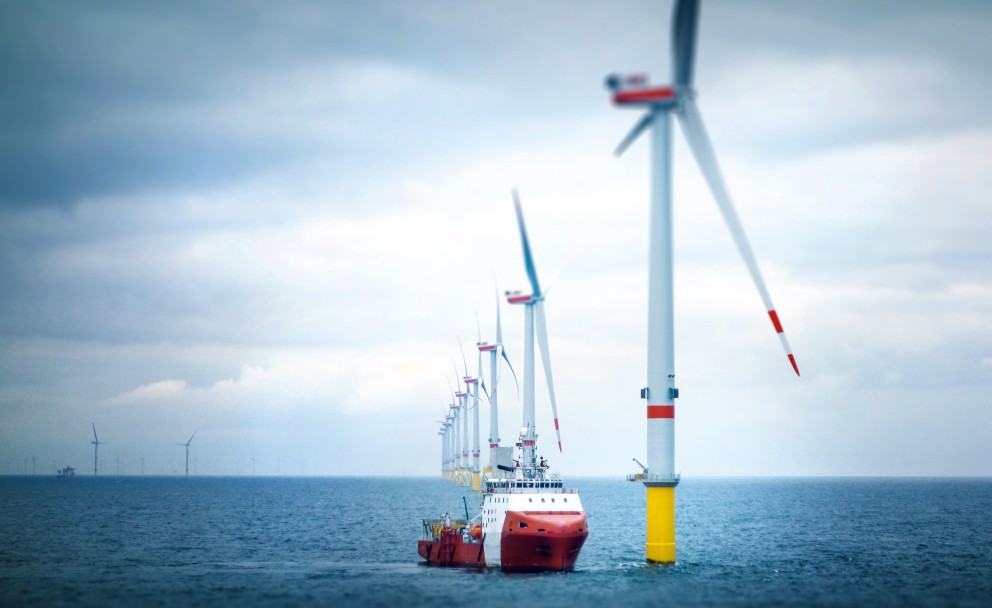 Das Bild zeigt ein Offshore-Schiff in einem Windpark.