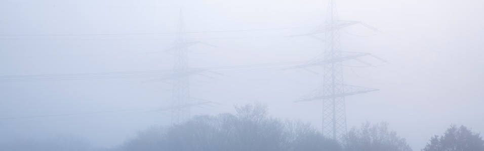 Das Bild zeigt eine Trasse in schlechtem Wetter.