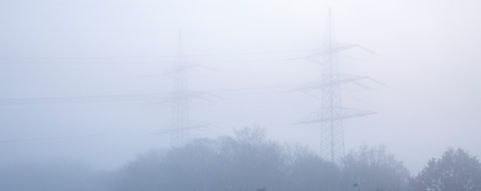 Das Bild zeigt eine Trasse in schlechtem Wetter.