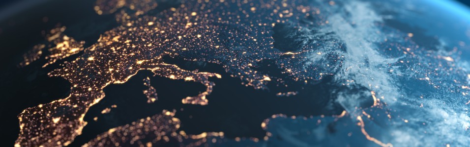 Nachtaufnahme zeigt den Blick aus dem Weltall auf die Erde. Im Bildausschnitt sind durch die Lichter der Ballungsräume und Küstenlinien die Umrisse des europäischen Kontinents und des Mittelmeerraumes mit Nordafrika und dem Nahen Osten zu erkennen.