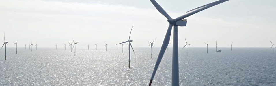 Offshore-Windpark mit Windrädern in der Nordsee