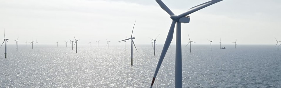 Offshore-Windpark mit Windrädern in der Nordsee